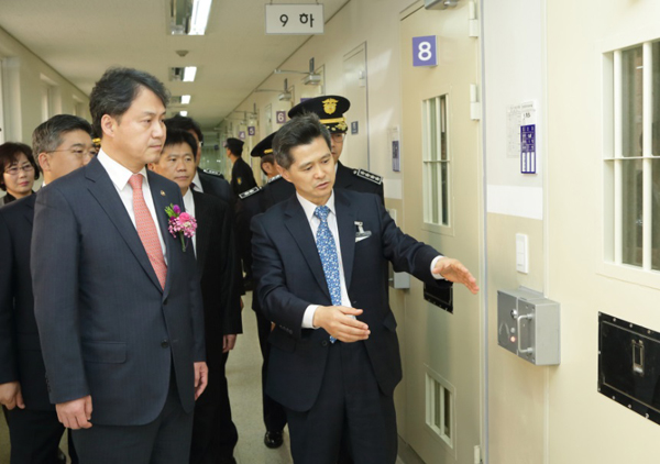 ▲6일서울남부교도소현장방문한김무현법무부차관(사진=법무부)