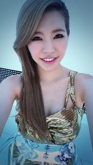 써니 FM데이트 하차, ‘긴머리 늘어트린 채 훤히 드러낸 가슴골’