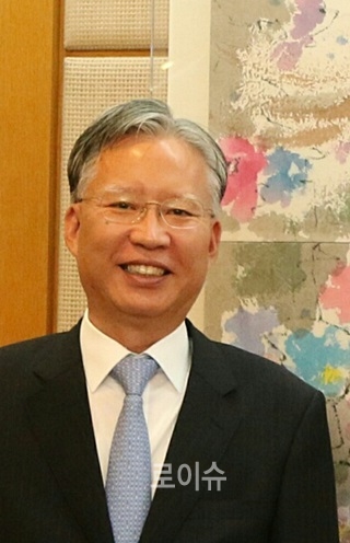 ▲강민구부산지법원장.(출처=페이스북)