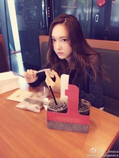 크리스탈 제시카, ‘맛나게 먹다가 딱 걸린 그녀의 시크한 표정?’