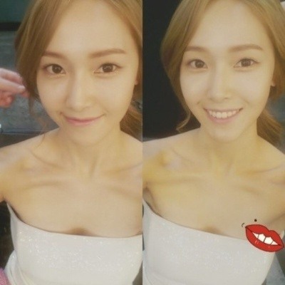 크리스탈 제시카, ‘튜브톱 입고 아찔한 가슴골 훤히 드러낸 채…미소’