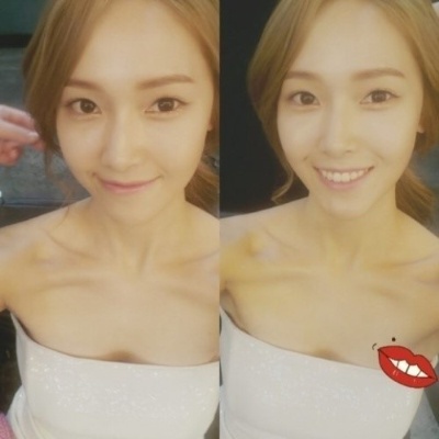 크리스탈 제시카, ‘튜브톱 입고 아찔한 가슴골 훤히 드러낸 채…미소’