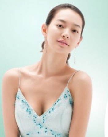 유인영 신민아, ‘금방이라도 흘러내릴 듯한 의상 사이로 드러난 풍만함’