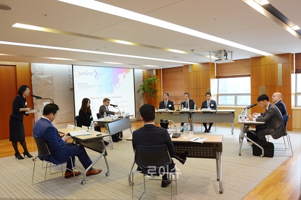 ▲태평양국제중재팀의임수현변호사가패널토론을진행하고있다.