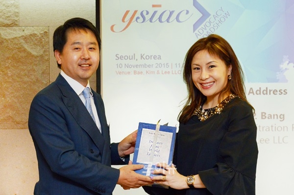 ▲태평양국제중재팀의김갑유변호사와싱가포르국제중재센터임석희원장이기념품을나누고있다.(사진제공=법무법인태평양)