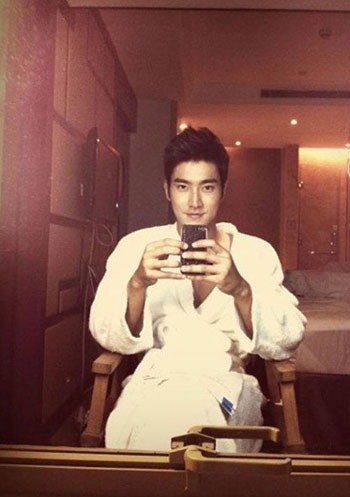 최강창민 최시원, ‘목욕가운 사이로 살짝 드러나…이남자의 가슴골’