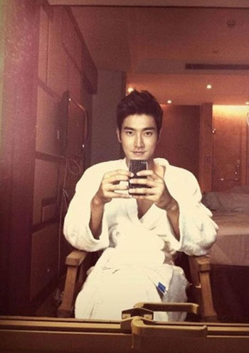 최강창민 최시원, ‘목욕가운 사이로 살짝 드러나…이남자의 가슴골’
