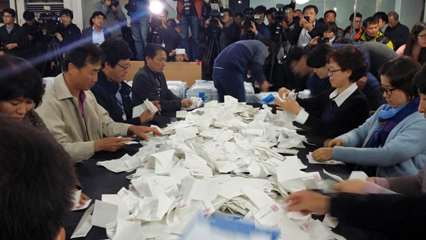 ▲사진=‘영덕핵발전소유치찬반주민투표관리위원회’위원으로참여했던김영희변호사가12일페이스북에올린것.개표작업모습