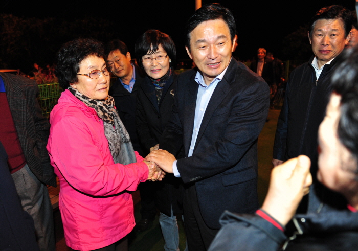 ▲원희룡제주지사는14~15일주말이틀간제2공항이들어서게될서귀포시성산읍주민들을만나사업설명과함께주민들의의견수렴에나섰다.