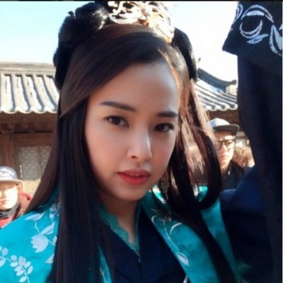 이하늬 같은 생각, 가채 깻잎머리(?) 얹고 새초롬한 표정…도자기피부 예술
