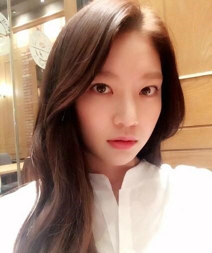 원경왕후 공승연, 커피매장에서 눈부신 미모...형광등 100개급?