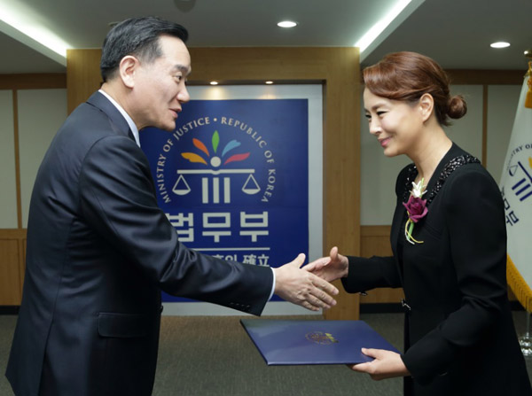 ▲김현웅법무부장관으로부터위촉장을받는방송인김원희씨(사진=법무부)
