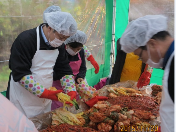 ▲김장담그기행사에참여한김주현차관(왼쪽=사진,법무부)