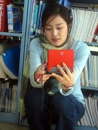 비 김태희 결혼설 부인, 도서관에서 쪼그려 앉아 있는 모습 포착…첫사랑 느낌?