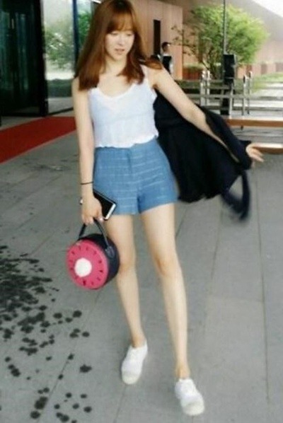 손흥민과 열애 유소영, ‘쭉 뻗은 늘씬 각선미 뽐내며 여행가기 일보직전’