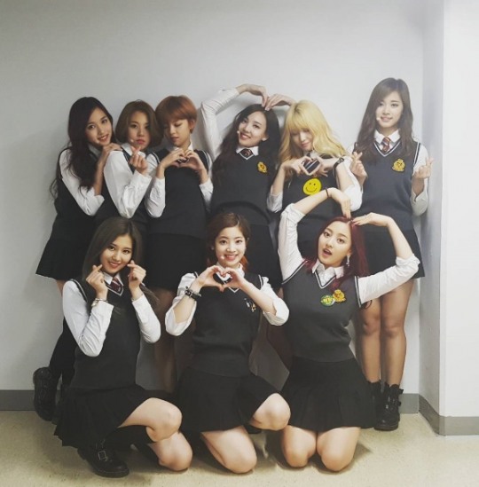 트와이스, 깜찍 교복 단체샷 "사랑해요 감사해요"