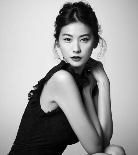 오마이비너스 유인영, ‘레이스 달린 의상…올림머리 오드리햅번 빙의’