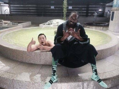 싸리텔 싸이, 탕 속에 들어가 육덕진 몸매 인증…따봉?