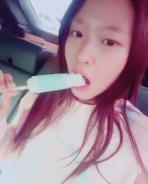 설현, ‘화장 안 한 채 시원한 캔디바 힐링..민낯 폭발 꿀피부’