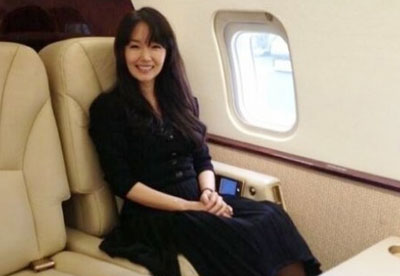 여우주연상 이정현, ‘전용기 안에서 다소곳하게 슝슝 신났어요’