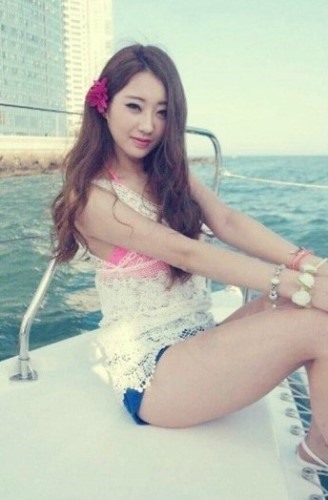 경리, ‘요트 위 짧아도 너무 짧아…뽀얀 꿀벅지 아찔하네’