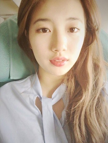 김우빈 수지 입맞춤, ‘긴 머리 늘어뜨린 형광등 100개급 미모 자랑’