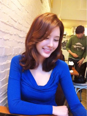부탁해요 엄마 박은지, 깊게 파인 파란 원피스 사이로 뽀얀 속살’