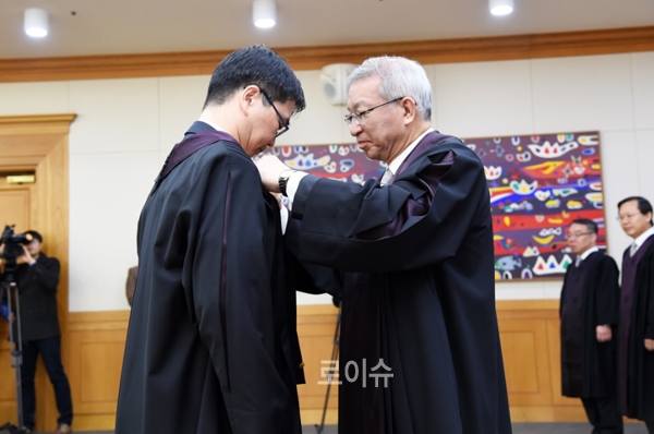 ▲12월1일신임법관임명식에서양승태대법원장이법복을입혀주고있다.(사진=대법원)