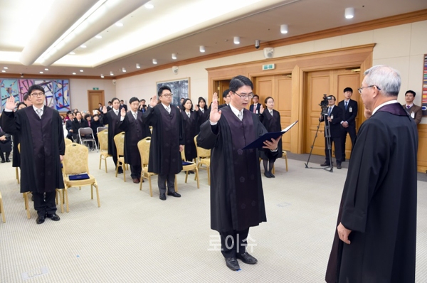 ▲12월1일신임법관임명식에서선서를하고있다.(사진=대법원)