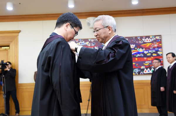 ▲1일신임법관임명식에서양스태대법원장이법복을입혀주고있다(사진=대법원)