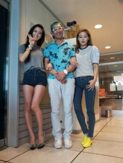김창렬 피소, ‘늘씬한 각선미 송해나-클라라 사이에 낑겨 다소곳’
