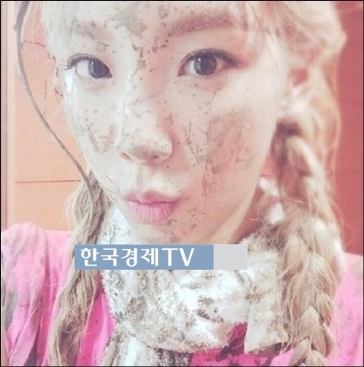 마마 태연, 진흙 잔뜩 묻은 얼굴 사이로 뽀얀 베이비피부
