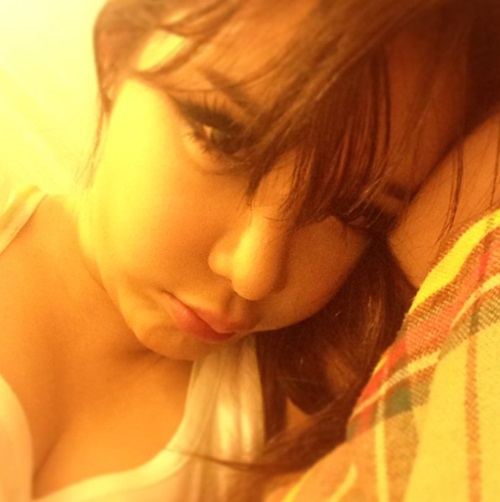 박봄, 침대 셀카 '매혹적인 눈빛'