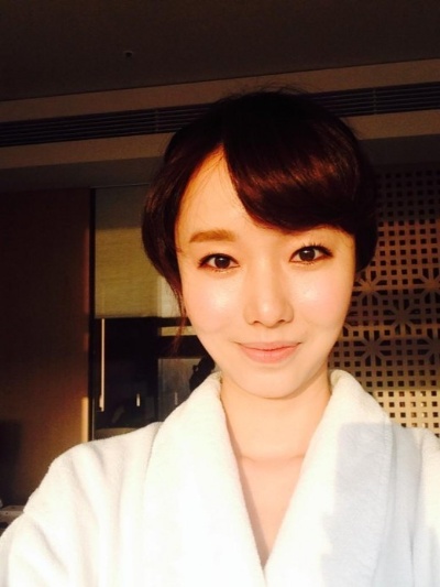 손석희 이정현, 목욕 가운 입은 채 꽃단장 직후 찰칵 ‘화사하네’