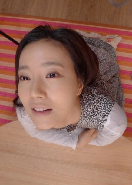 그날의 분위기 문채원, 팔짱 낀채..하늘을 바라보며 애벌레 빙의?