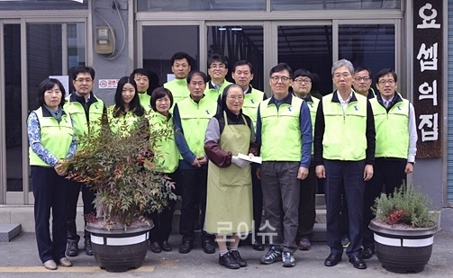 ▲우성만법원장(사진앞출우측2번째)등이요셉의집에서무료급식봉사활동을하고성금을전달한뒤기념촬영.(사진제공=대구고등법원)