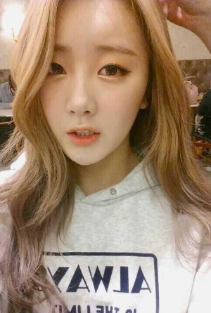 달샤벳 지율 가은 탈퇴, 화려한 금발머리..젖살 빠진 무결점 브이라인