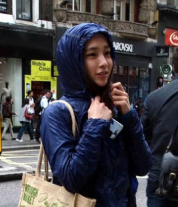 이민정 안녕, 후드 점퍼 뒤집어 쓴 우비소녀…숨겨지지 않는 미모