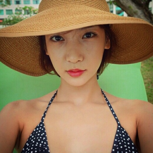 이해인, 밀짚모자 쓴 채 '아슬아슬 노출'