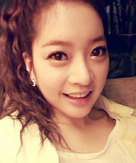달샤벳 지율 가은 탈퇴, 아영 웨이브 머리 질끈 묶고 쏟아 질 듯 큰눈망울