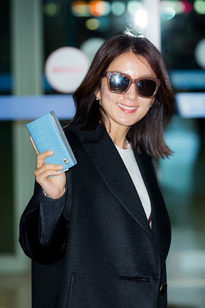 김희애 공항패션, 선글라스로 감출 수 없는 물광피부 “여배우의 위엄”
