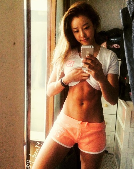 홍주연, 티셔츠 살짝 올린 채...'11자 복근 과시'