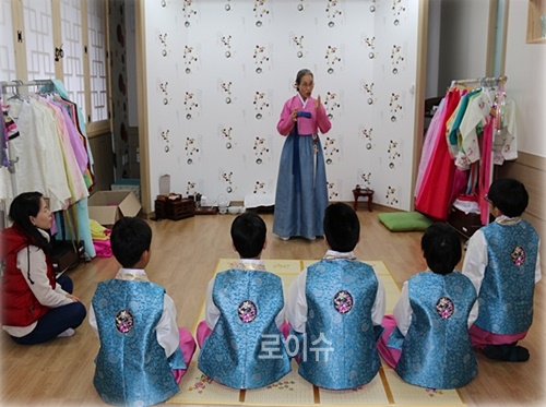 ▲다도체험을통한예절교육을진행하고있다.
