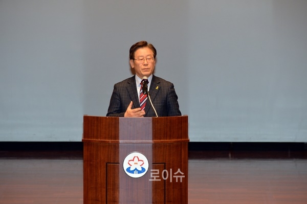 ▲이재명성남시장이14일‘2016년성남형교육사업설명회’자리에서“차등교육시정하는게정부역할”이라고지적하고있다.▲이번설명회는2016년도에추진할200억원규모의성남형교육의주요정책방향과교육경비집행기준,지원단의원클릭시스템을공유하는자리다.(사진제공=성남시)