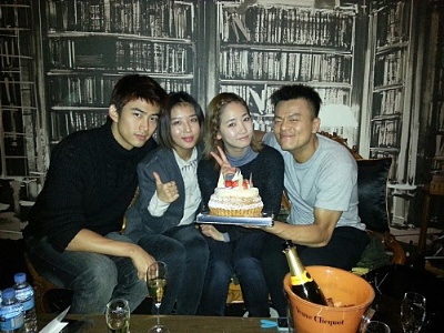 컬투쇼 박진영, 생일 맞아 케익 들고 걸그룹 사이에 완전 신난 이 남자’