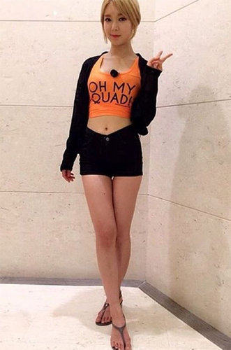 초아 불꽃, ‘X자 포즈로 늘씬한 속살 뽐내며…깜찍한 브이’