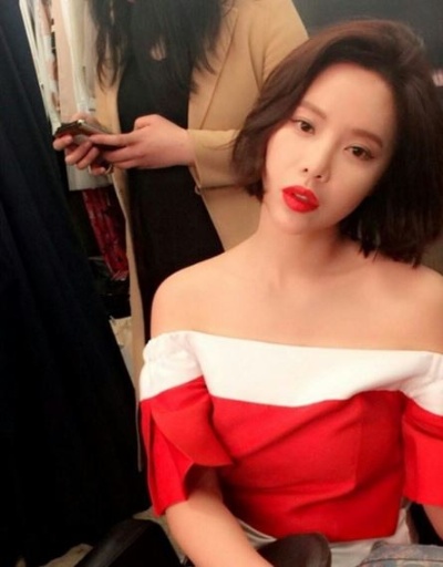 올해를 빛낸 탤런트 황정음 1위, 금방 흘러내릴 듯한 상의 사이로 쇄골+뽀얀 속살
