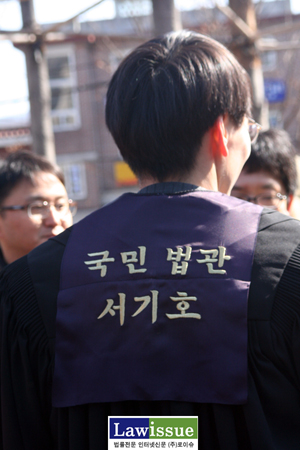 ▲시민들이제작해준'국민법관서기호'라고적힌법복을입은서기호서울북부지법판사.