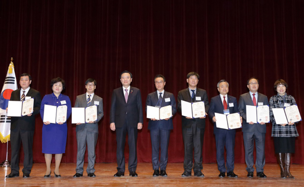 ▲김현웅법무부장관이법질서유공포상자들과기념촬영을하고있다.(사진=법무부)