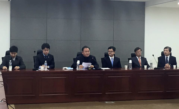 ▲17일이상민법사위원장과로스쿨관계자들과만나대화를하고있다(사진=이상민위원장페이스북)